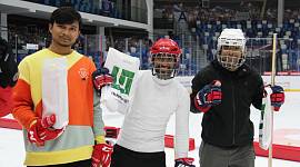 Иностранцы сыграли на тульском льду в хоккей в валенках