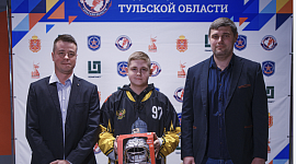 Компания "Техконтур" вручила новый вратарский шлем игроку дворовой команды