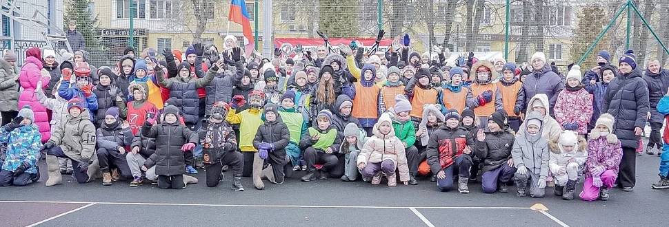 В Новомосковске начались игры по хоккею в валенках среди школьников