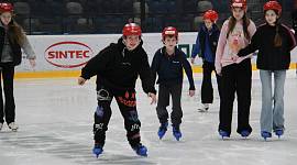 Школьники Тульской области продолжают бесплатно учиться кататься на коньках