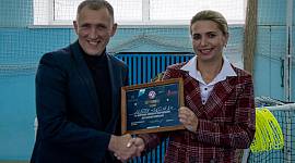 Церемония передачи флорбольного оборудования директорам школ Новомосковска