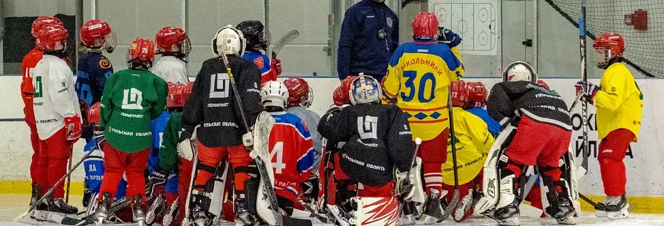 Дворовые хоккеисты из пяти команд приняли участие в проекте "День с командой АКМ"