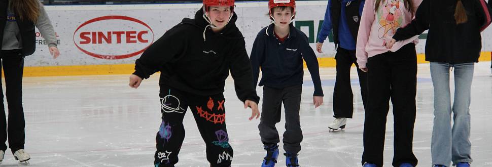 Школьники Тульской области продолжают бесплатно учиться кататься на коньках