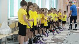 Занятие по флорболу в детском садике на ул. Героя России Макаровца